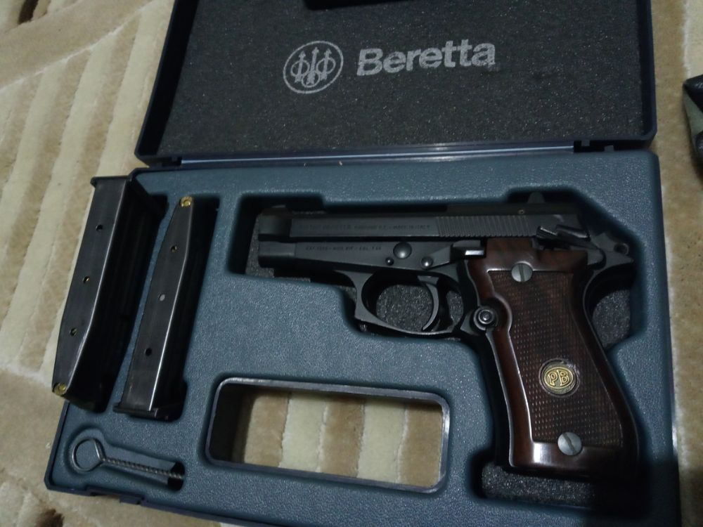 Beretta f81 7.65 mm 12+1Taşıması en rahat,en emniyetli ve çok etkili bir silah .tamamen orjinal ilk gunki gibi