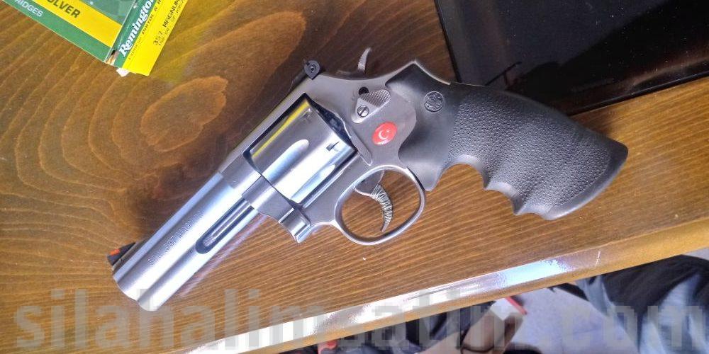 Smith and wesson 686 4" 357 magnum