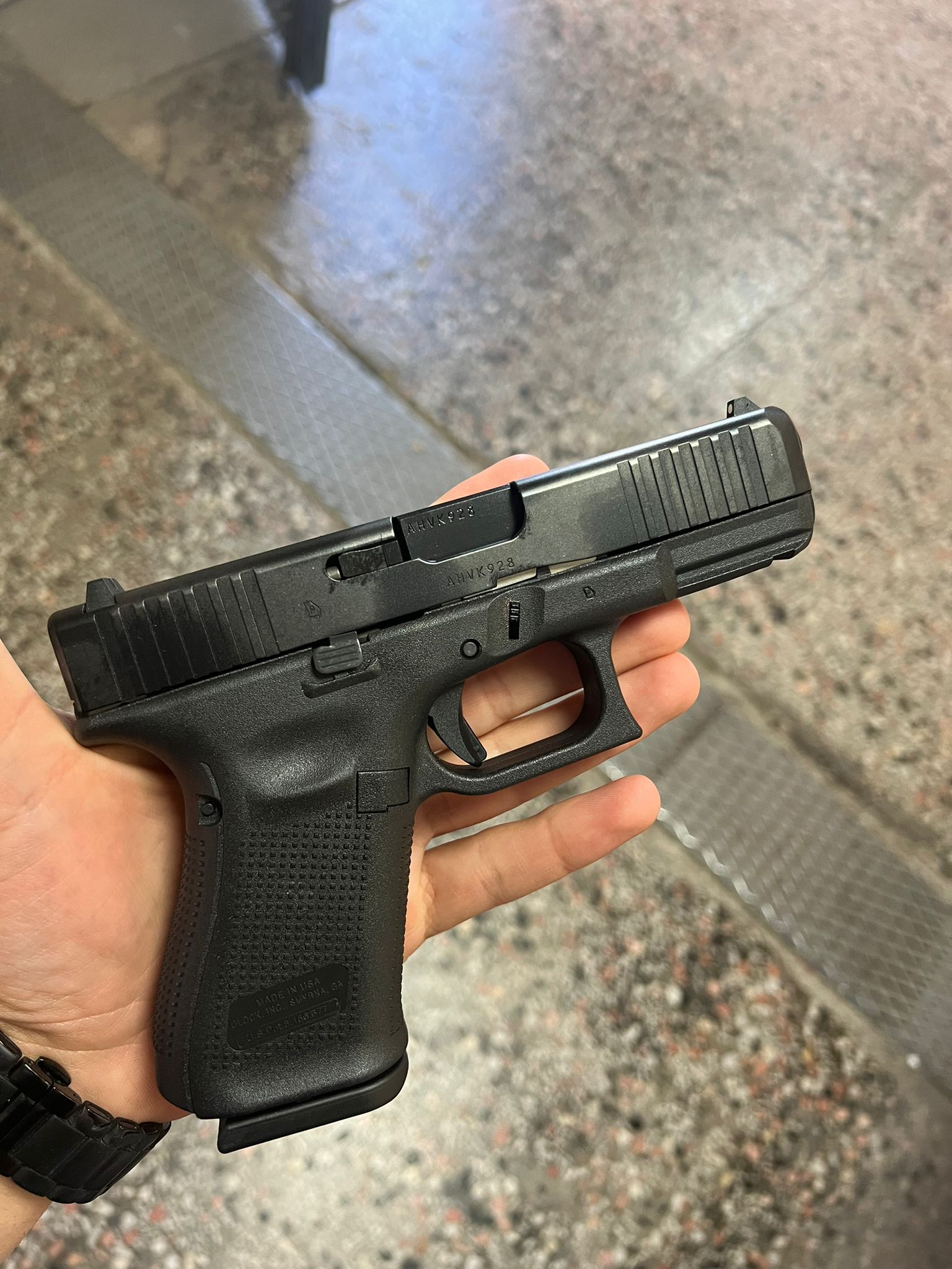 Glock G19 gen5 sıfır kutusu ile beraber