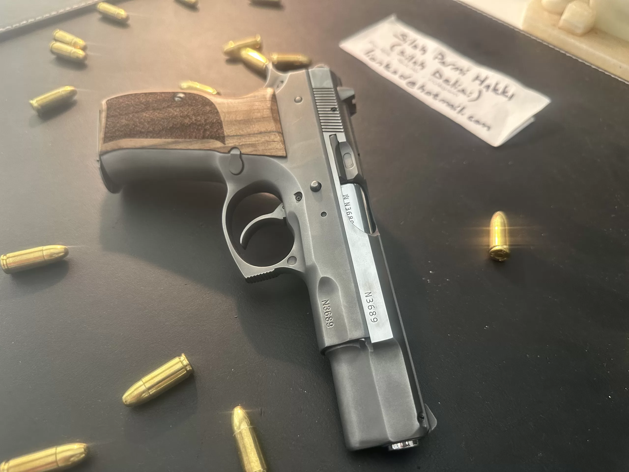 CZ 75B ALANINDA EN İYİ SİLAHLARDAN BİRİ OLUP 9 MM 15 +1  , özel olarak yapılmış ve görsel kabze takılmıştır .