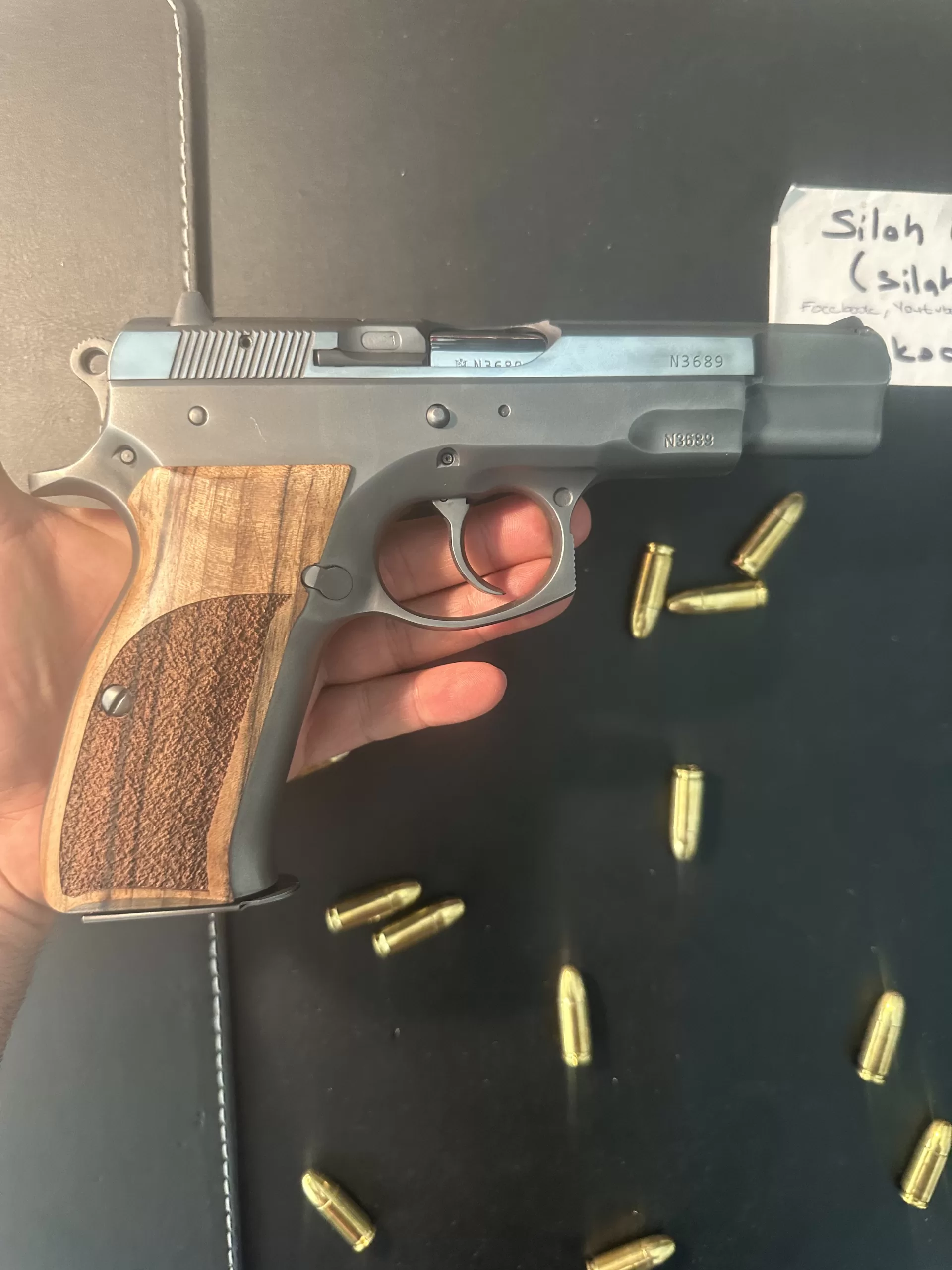 CZ 75B ALANINDA EN İYİ SİLAHLARDAN BİRİ OLUP 9 MM 15 +1  , özel olarak yapılmış ve görsel kabze takılmıştır .