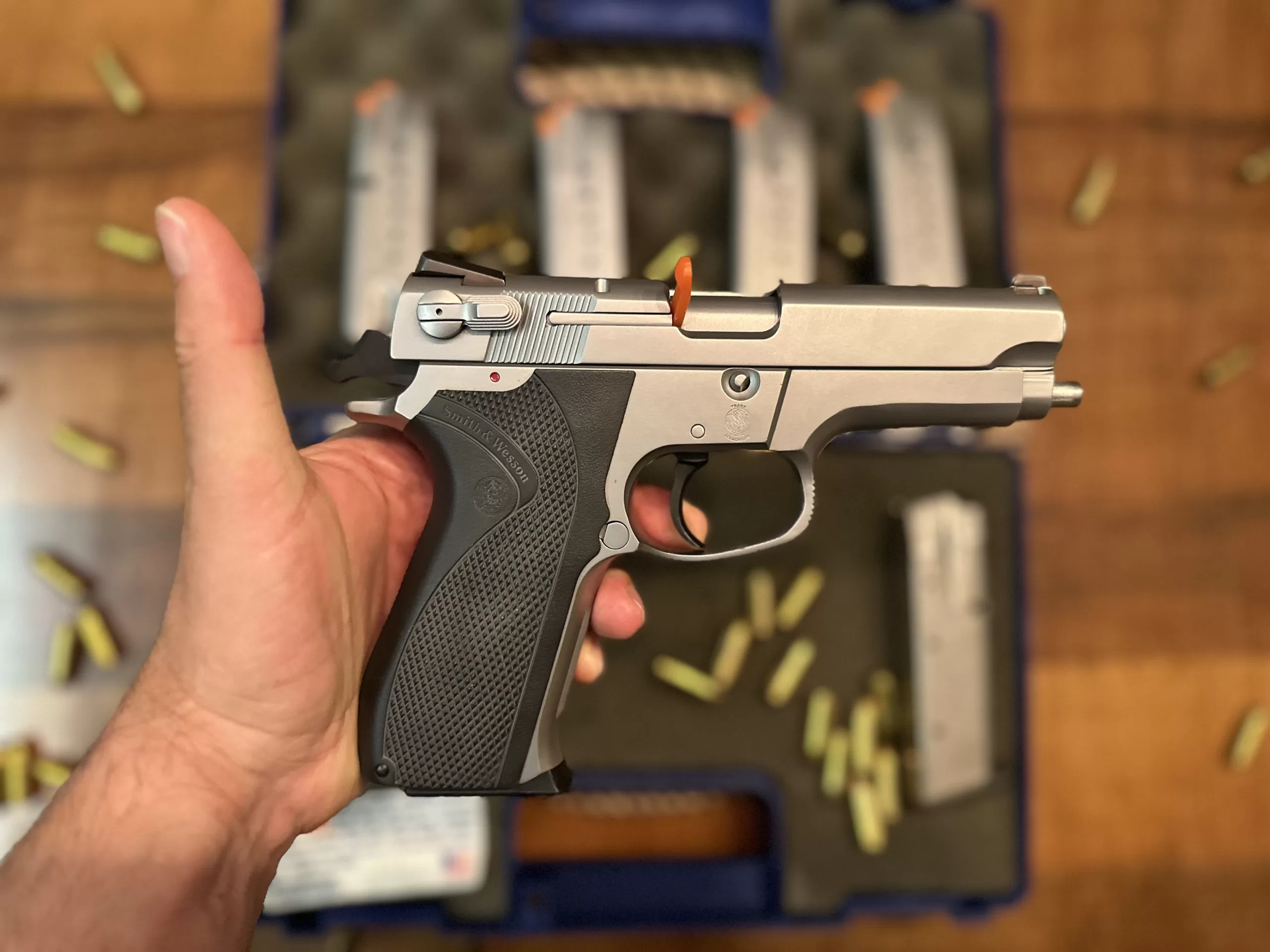 Smith & Wesson 5906 . Sıfır Ayarında Temizlikte kutusu  ve yanında 3 orjinal 1 meggar birtanesi 17 lik toplam 4 sarjör ile