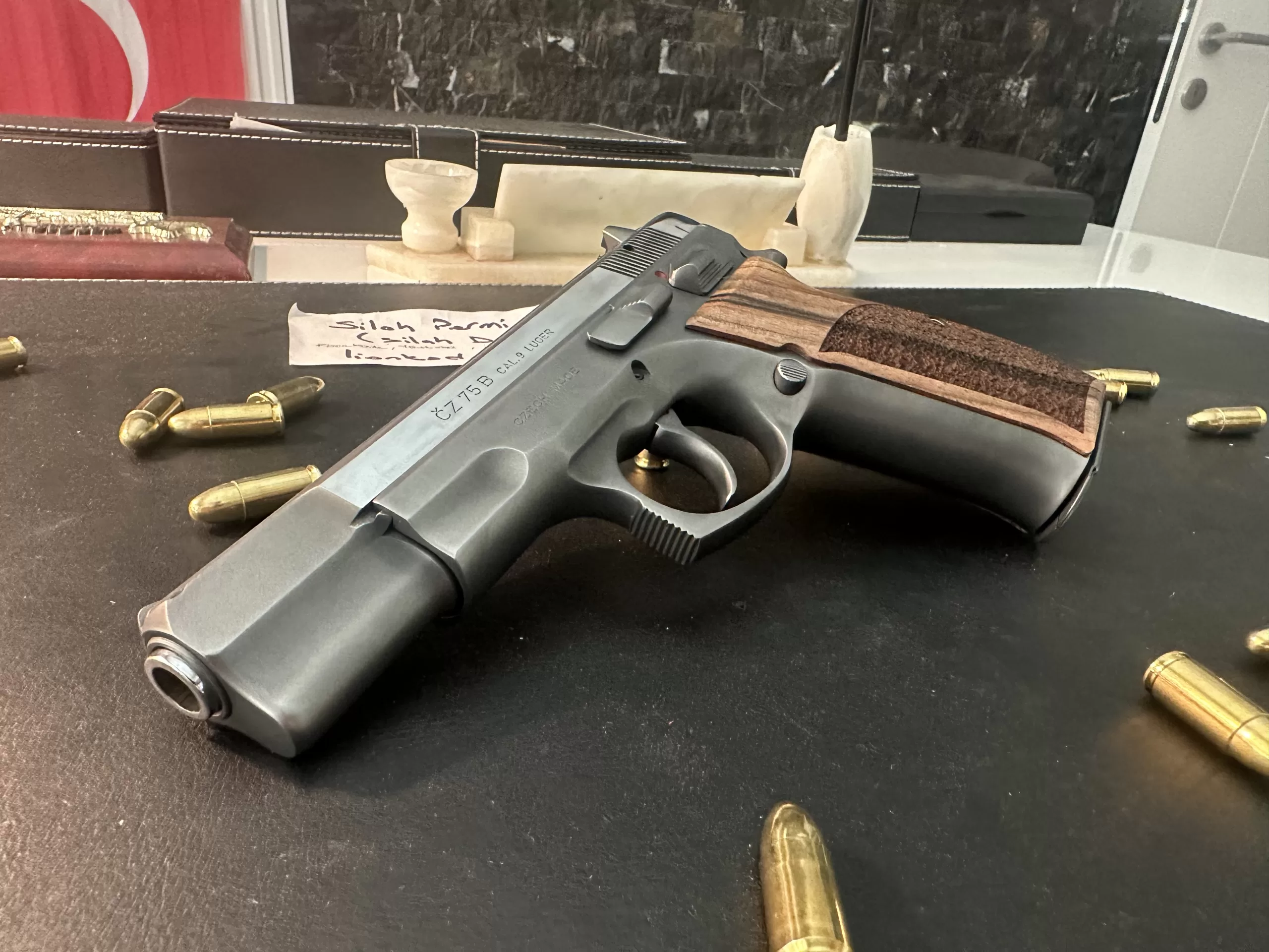 CZ 75B ALANINDA EN İYİ SİLAHLARDAN BİRİ OLUP 9 MM 15 +1  , özel olarak yapılmış ve görsel kabze takılmıştır .