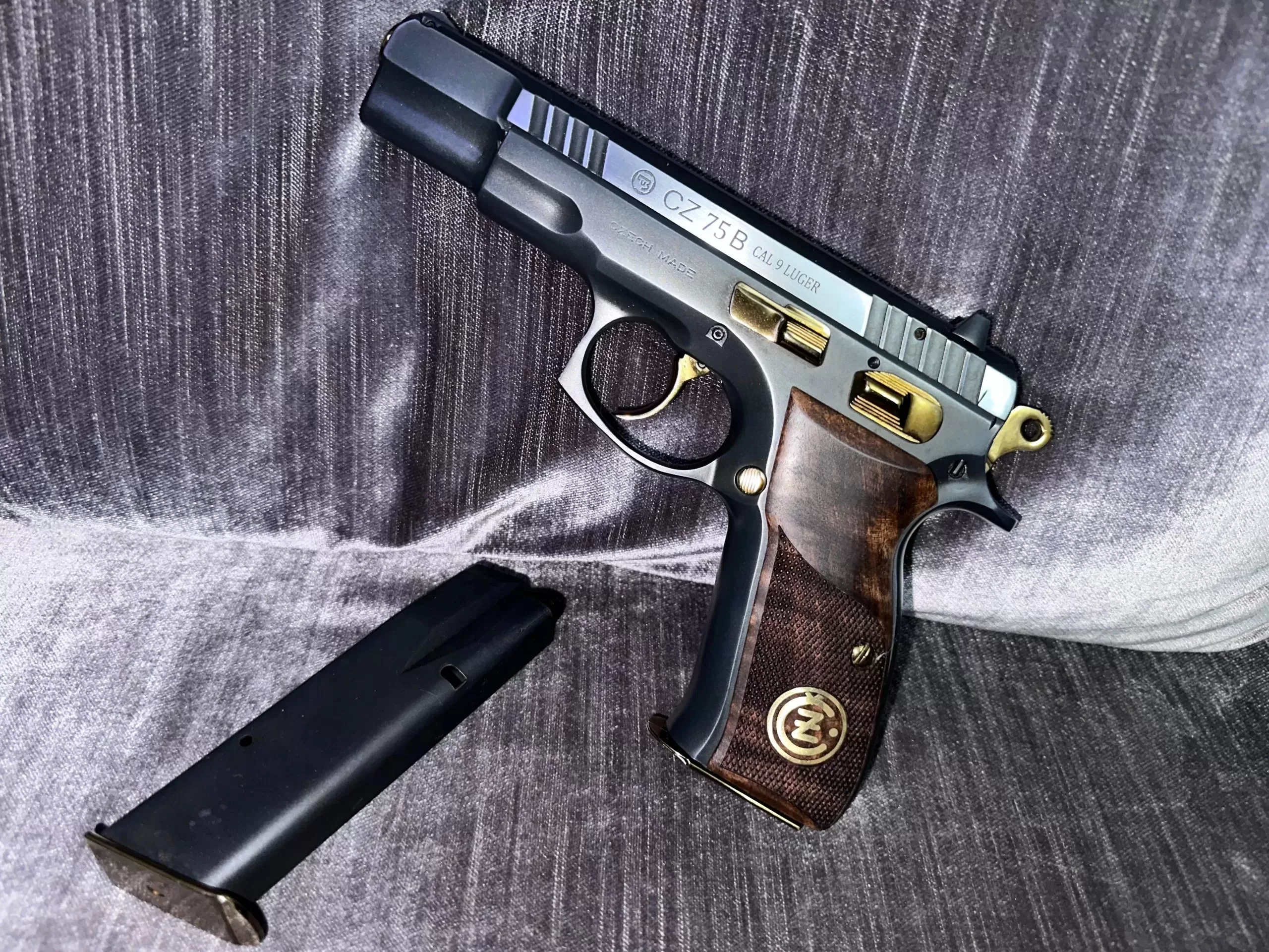 Özel tasarim cz 75b 15+1 Özel olarak 20 gÜnde yapildi tasarimicz 75b tİtanyum kaplama tutulan modelİ Çİft ŞarjÖr